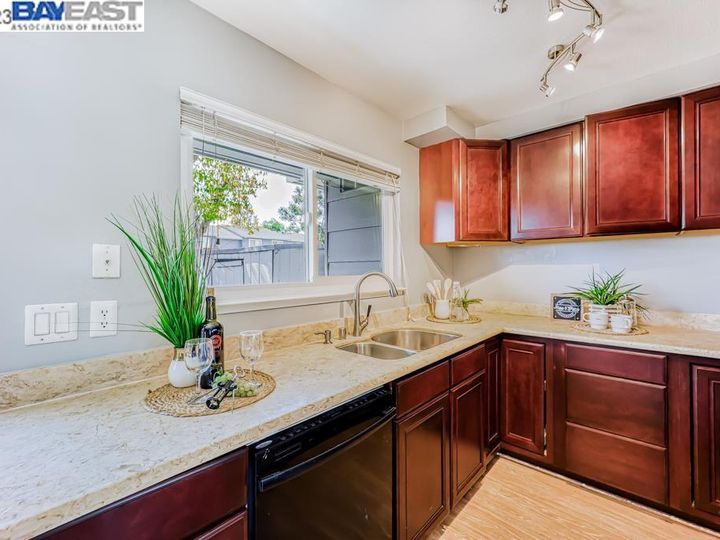 1025 Spring Valley Cmn, Livermore, CA, 94551 Townhouse. Photo 18 of 59