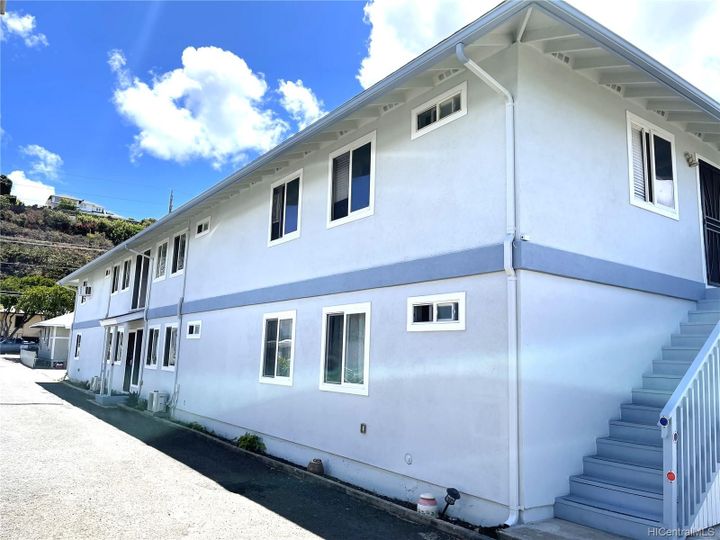 1340 10th Ave Honolulu HI Multi-family home. Photo 1 of 11