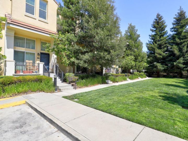 165 Bel Air Ct, Mountain View, CA, 94043 Townhouse. Photo 3 of 15