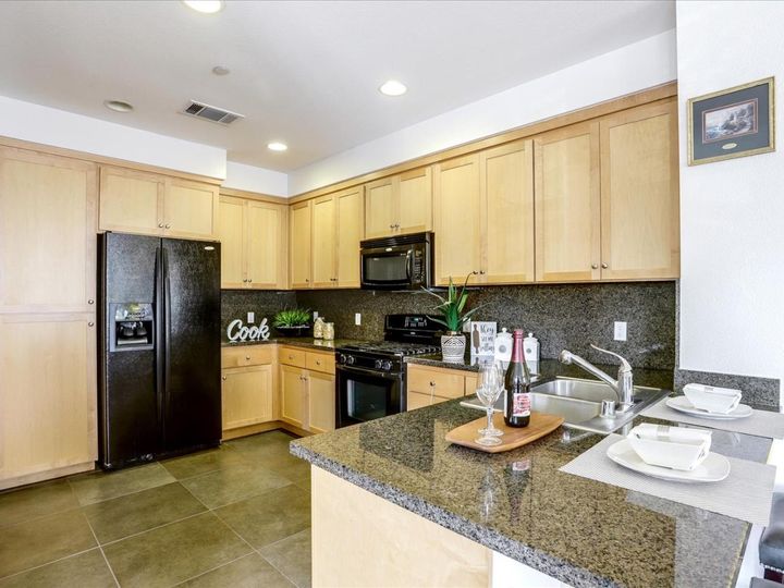 1915 Cambridge Dr, Mountain View, CA, 94043 Townhouse. Photo 10 of 35