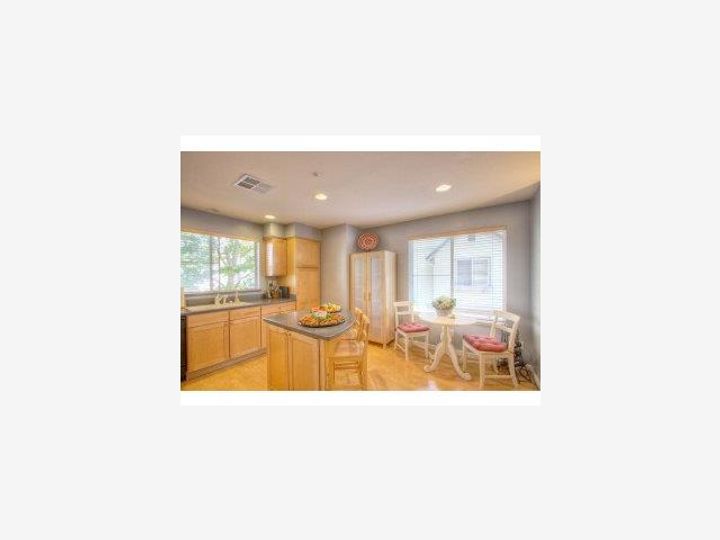 366 Flower Ln, Mountain View, CA, 94043 Townhouse. Photo 4 of 9
