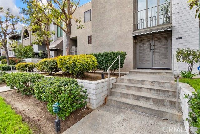5305 White Oak Ave #D, Encino (los Angeles), CA, 91316 Townhouse. Photo 2 of 29