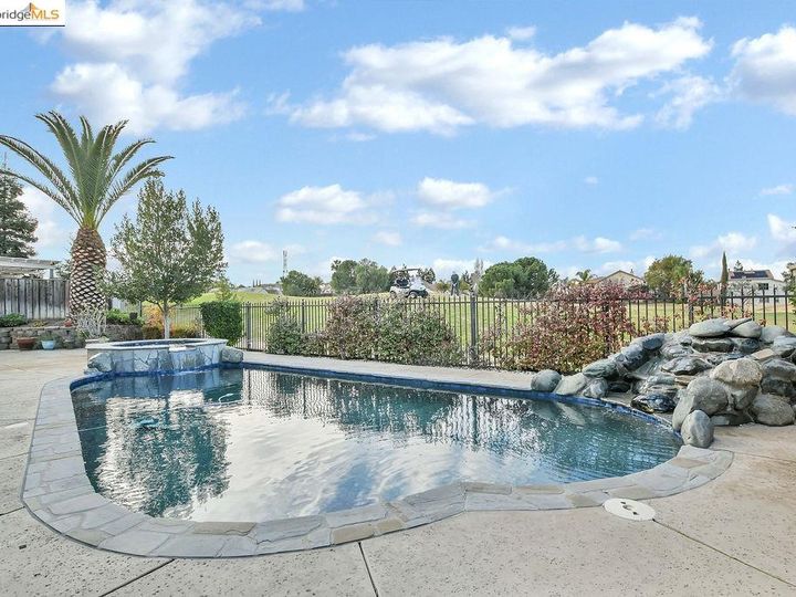 542 Lakeview Dr, Brentwood, CA | Shadow Lakes. Photo 27 of 39