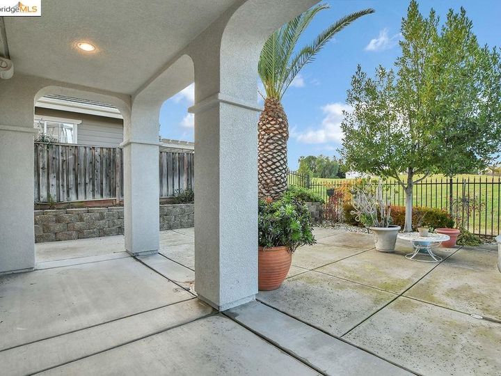 542 Lakeview Dr, Brentwood, CA | Shadow Lakes. Photo 33 of 39