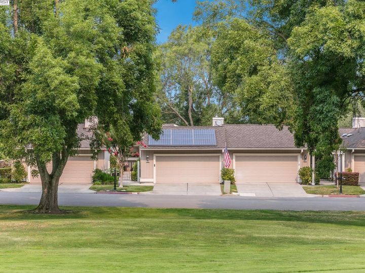 655 Silver Lake Dr, Danville, CA, 94526 Townhouse. Photo 2 of 32