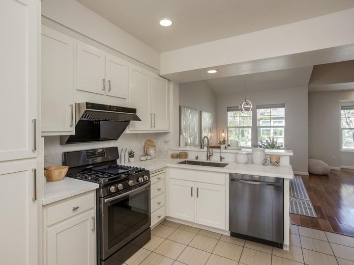 678 Pinnacles Ter, Sunnyvale, CA, 94085 Townhouse. Photo 8 of 26
