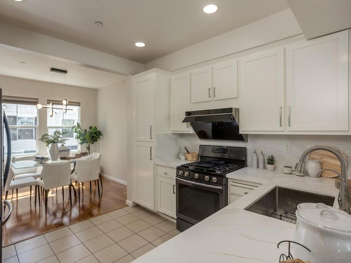 678 Pinnacles Ter, Sunnyvale, CA, 94085 Townhouse. Photo 9 of 26