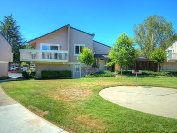 1435 Woodgrove Sq, San Jose, CA, 95117 Townhouse. Photo 3 of 22