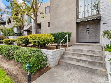 5305 White Oak Ave #D, Encino (los Angeles), CA, 91316 Townhouse. Photo 2 of 29
